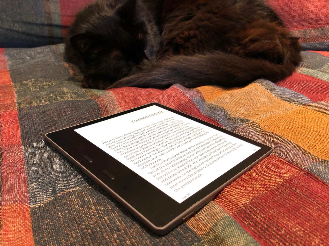 Kindle Oasis (2017, second generation) Review: Is bigger better? – Six  Colors