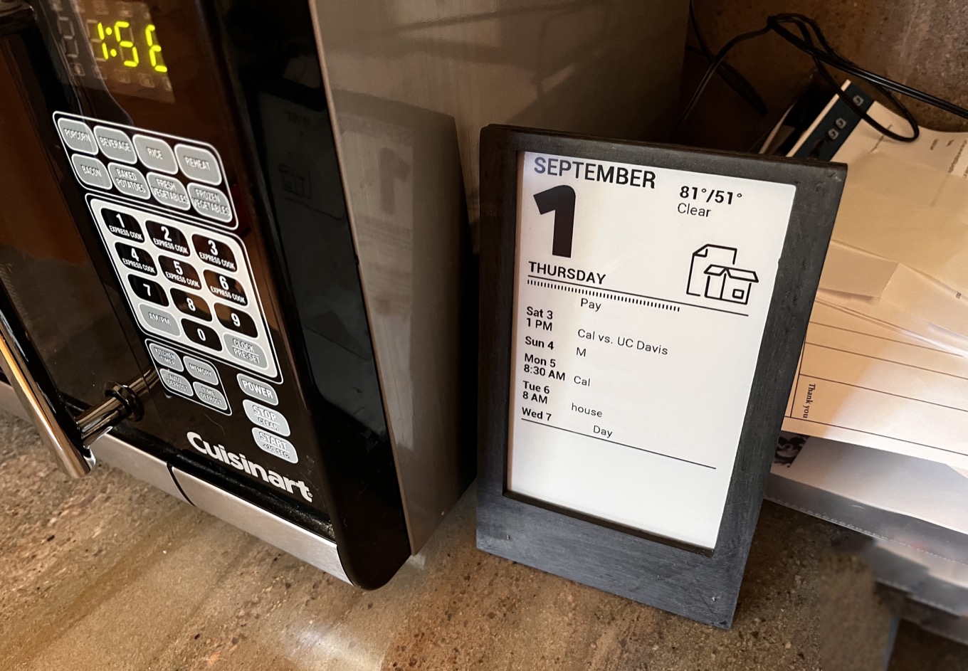 A smart E Ink calendar comes to my kitchen – Six Colors